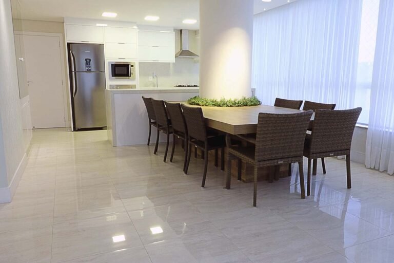 4-marina-residence-vista-jantar-e-cozinha-ao-fundo