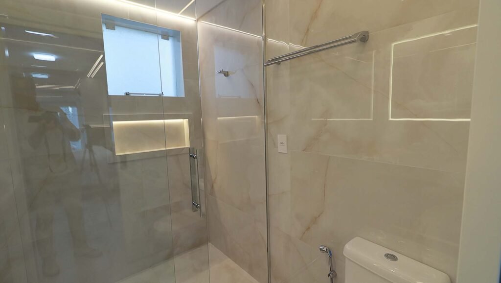33-palma-mallorca-suite-master-banheiro-visto-entrada